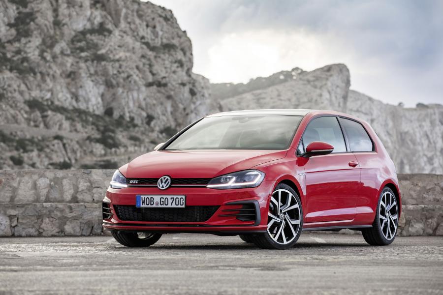  Volkswagen Golf GTI 3-Door 2017 года  (UK) (фото 18 из 33)